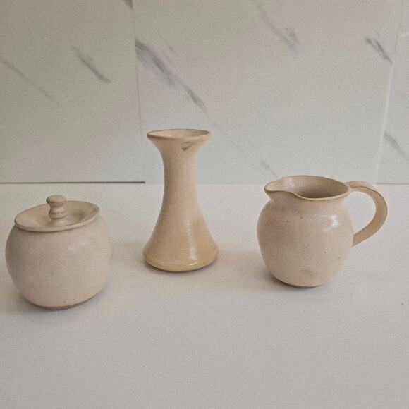 Dana Turpin Signed Pottery Three Piece Set Creamer, Sugar Bowl, Vase Tan Peach - Picture 3 of 10